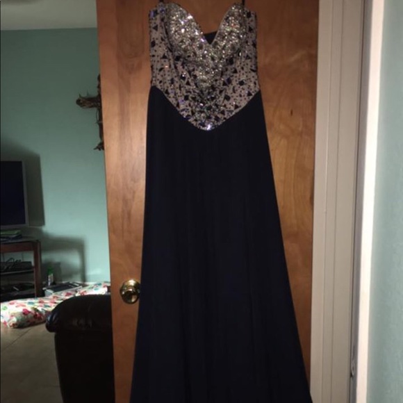 Size 4 prom dress! - Picture 2 of 4